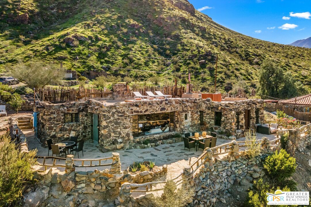 2550 S Araby DR, Palm Springs, CA 92264 –